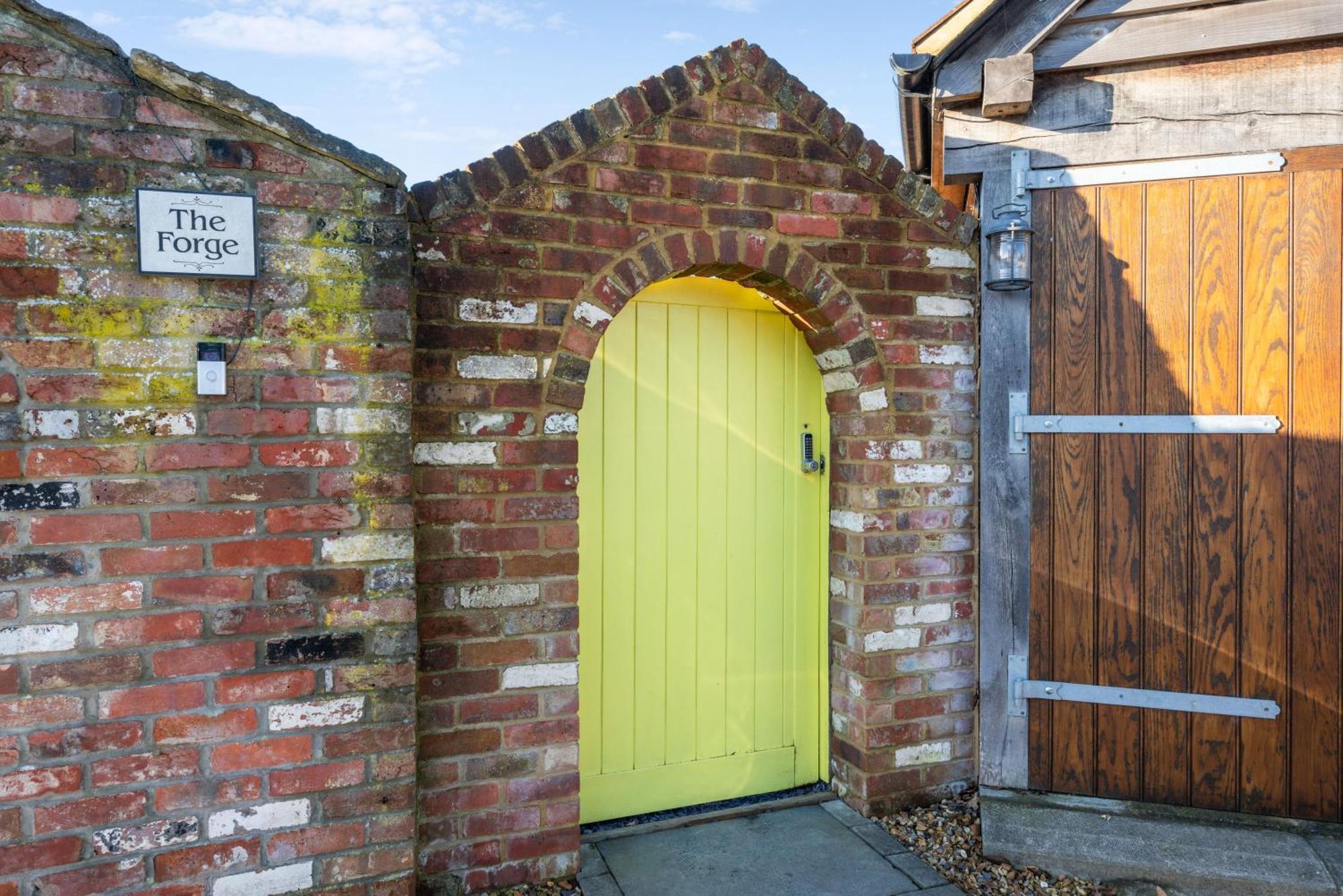 Countryside Barn With Hot Tub In New Forest Hordle