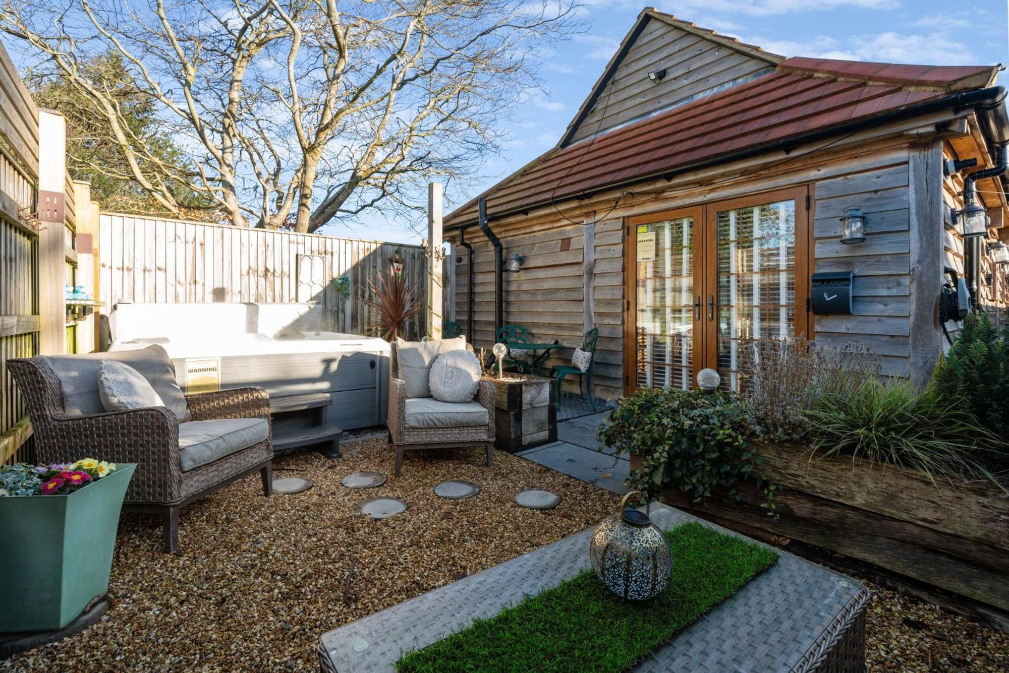 Countryside Barn With Hot Tub In New Forest Hordle